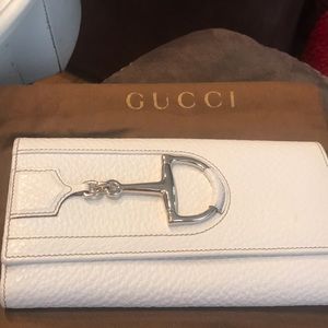 White Gucci Auth pebbled leather horsebit clutch